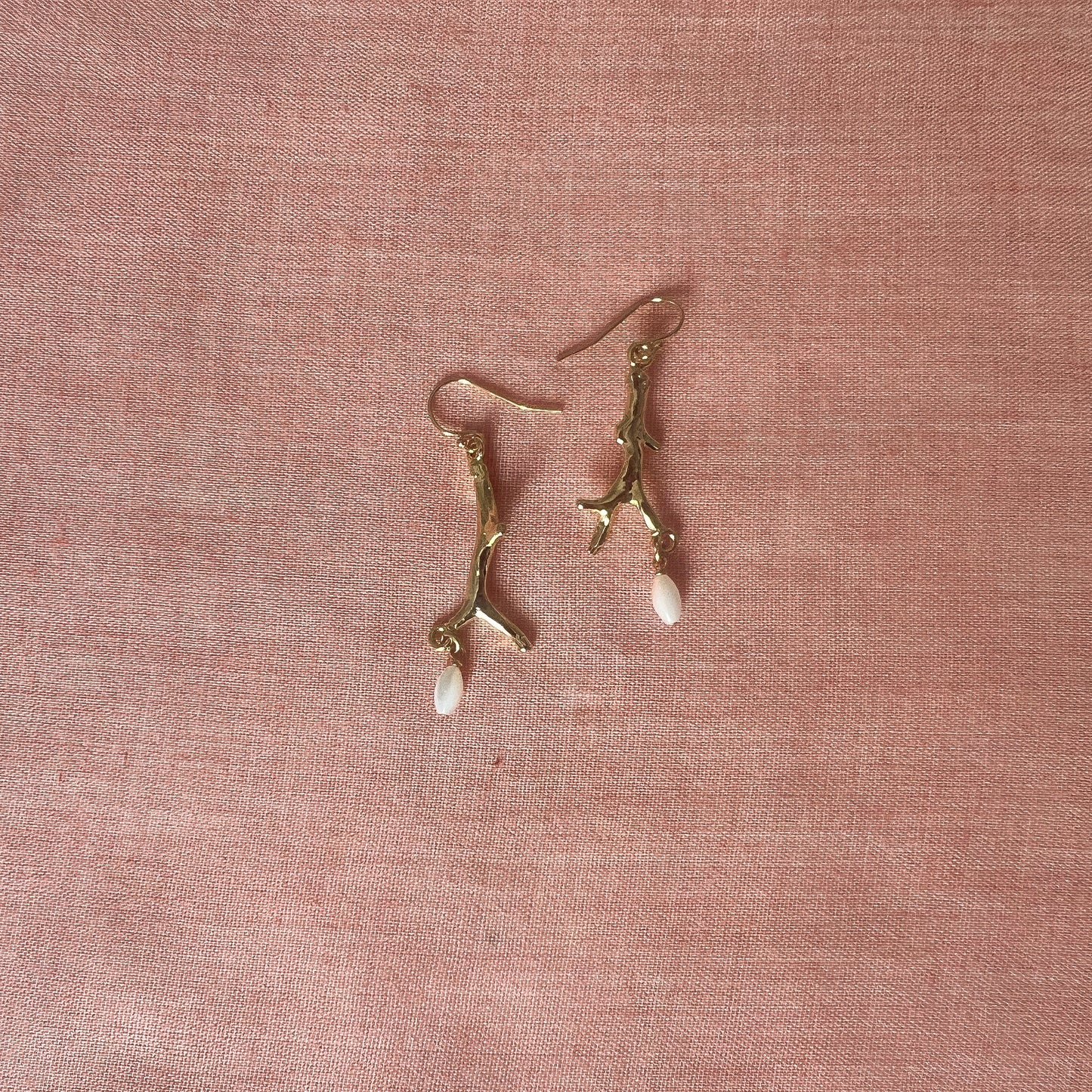 Boucles d’oreilles branche de corail , nacre blanche Intuitu Paris