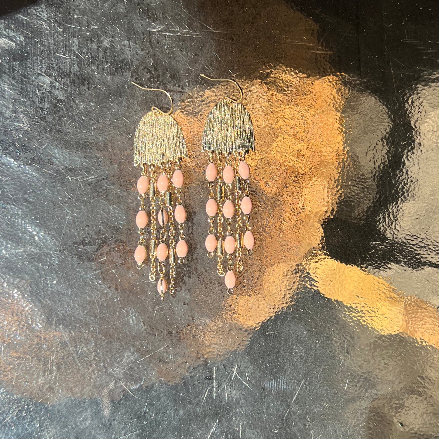 Boucles d’oreilles chandelier chaîne rose et doré - Intuitu Paris