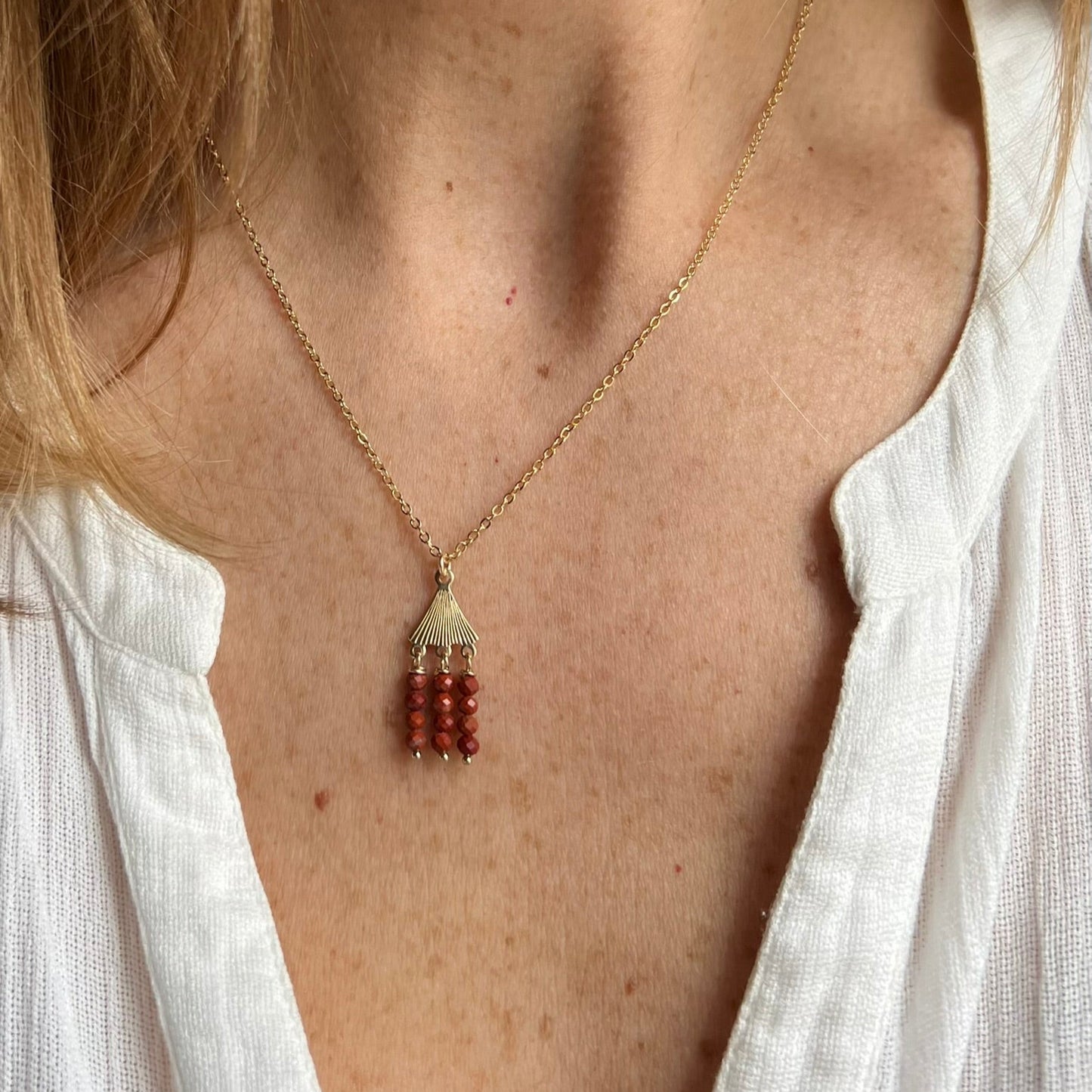 collier pendentif triangle en jaspe rouge