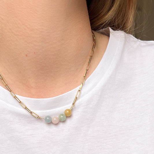 Collier avec des pierres en degradé pastel