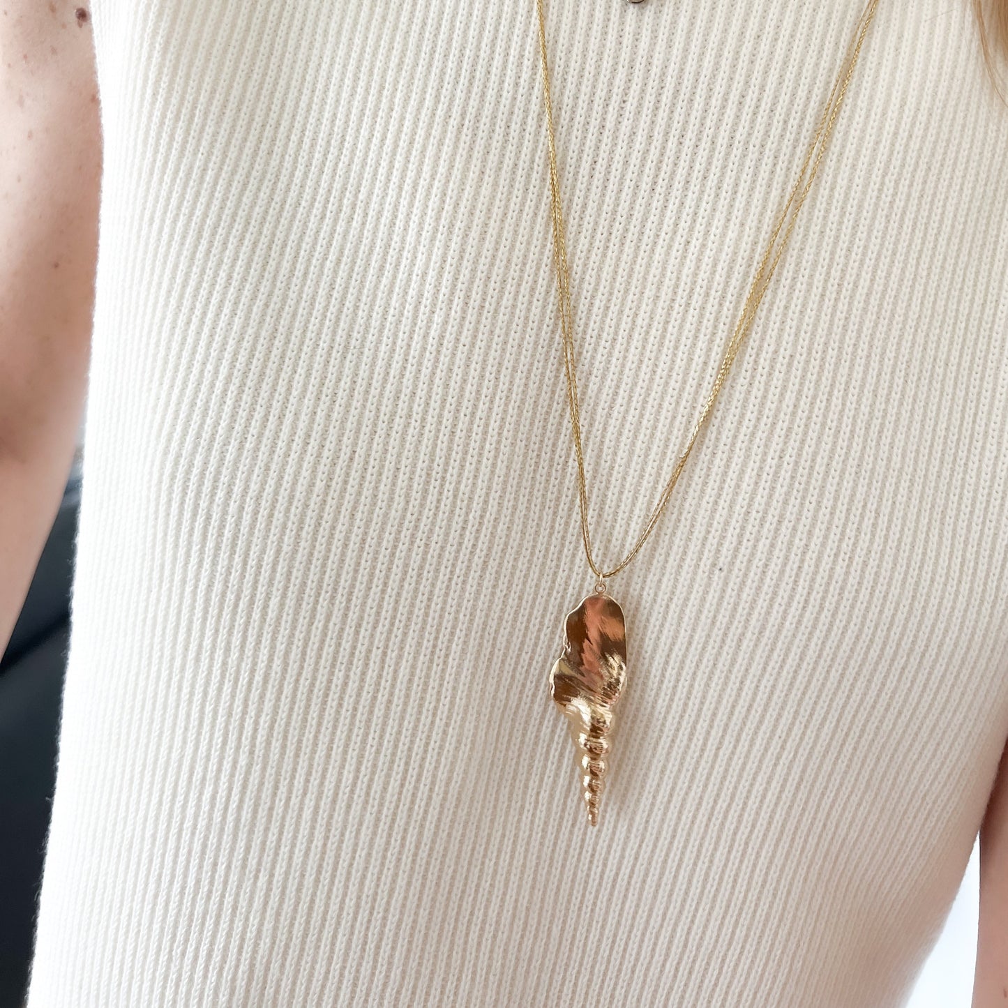 Collier coquillage sur fil doré