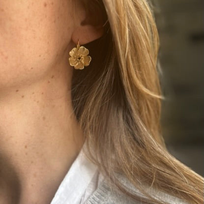 les dormeuses hibiscus se suspendent à votre oreille, en volume et en légéreté