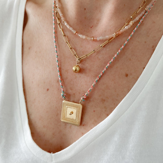 Collier Tess doré sur fil rose - série limitée