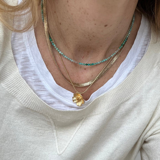 Associations des colliers Amazonia, Lucy et Hibiscus pour un style nature romantique