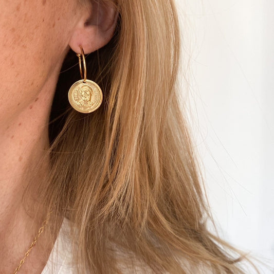 Créoles ornées d'une médaille ronde antiqus