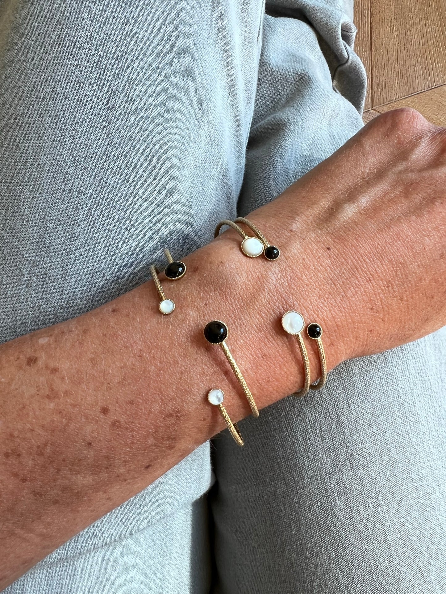 Jonc Ariane cabochon en agate noire (4mm) doré