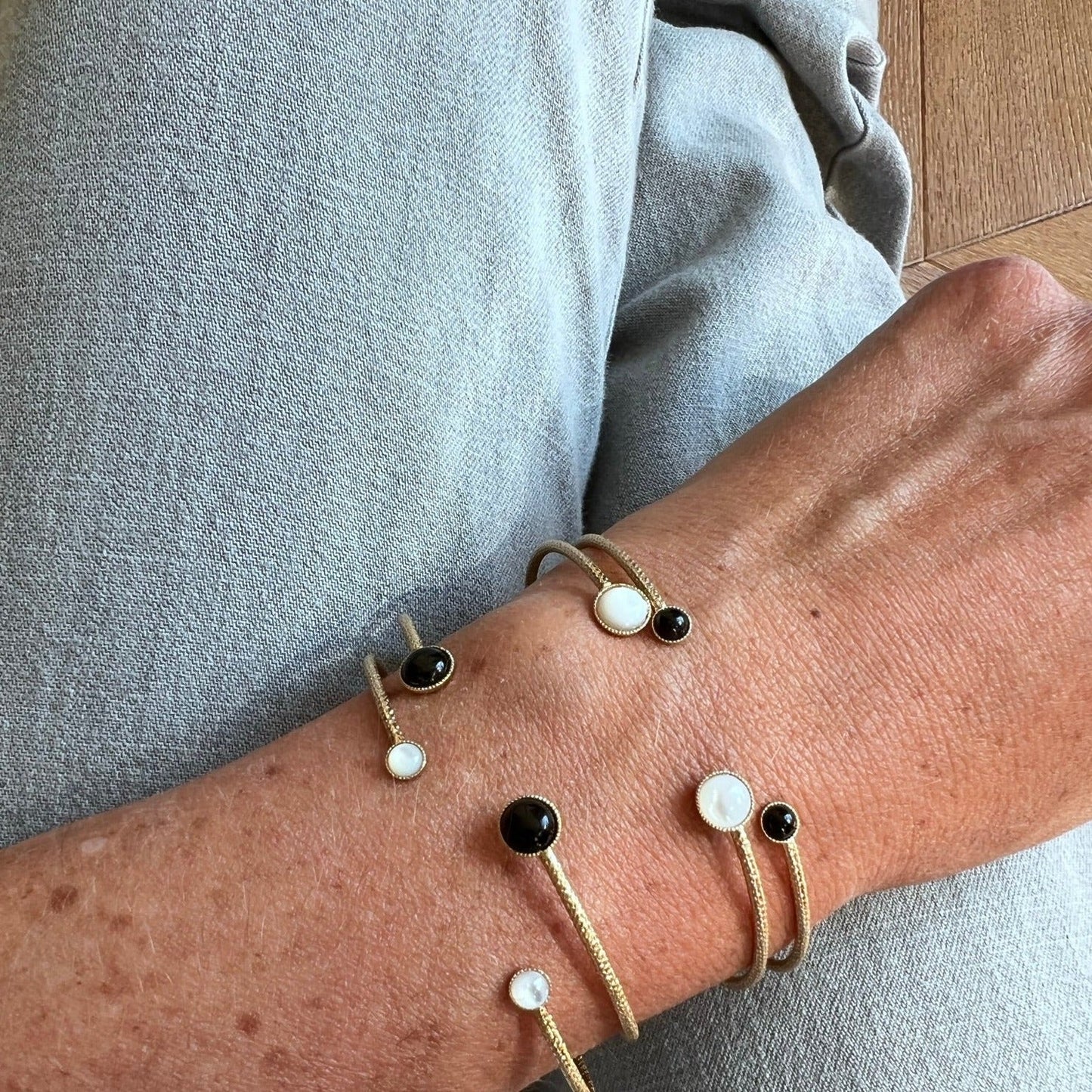 Jonc Ariane cabochon en agate noire (6mm) doré