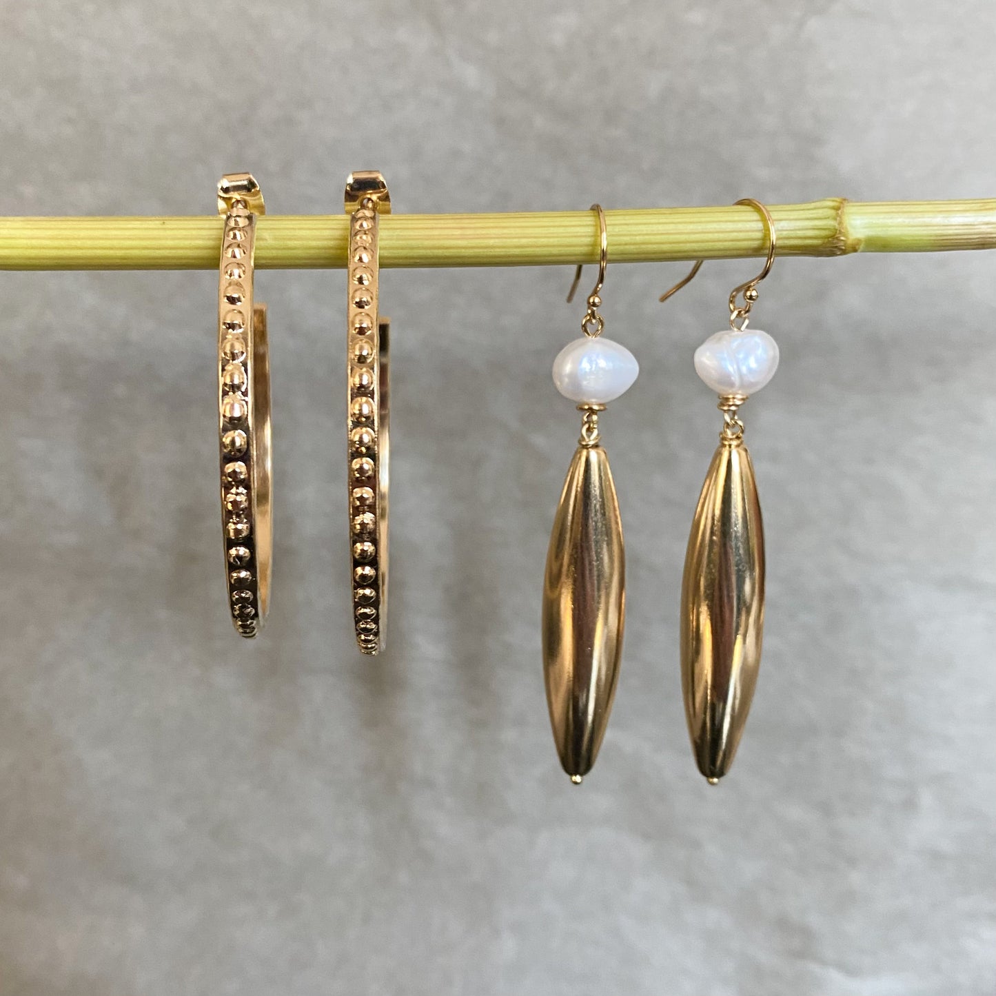 Boucles d'oreilles Perla avec une perle blanche