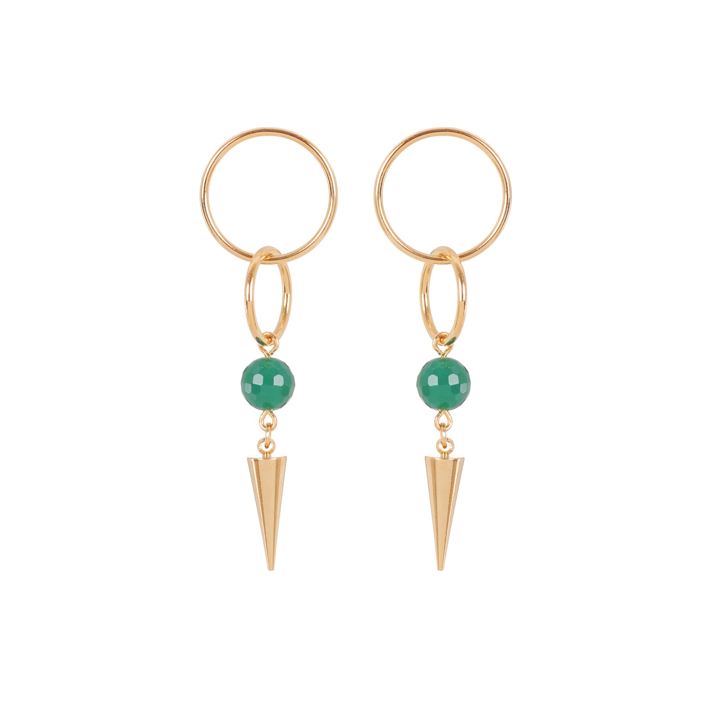 longues boucle d'oreilles mélant des anneaux lisses, une bille en pierre vert et une forme cylindrique pointue