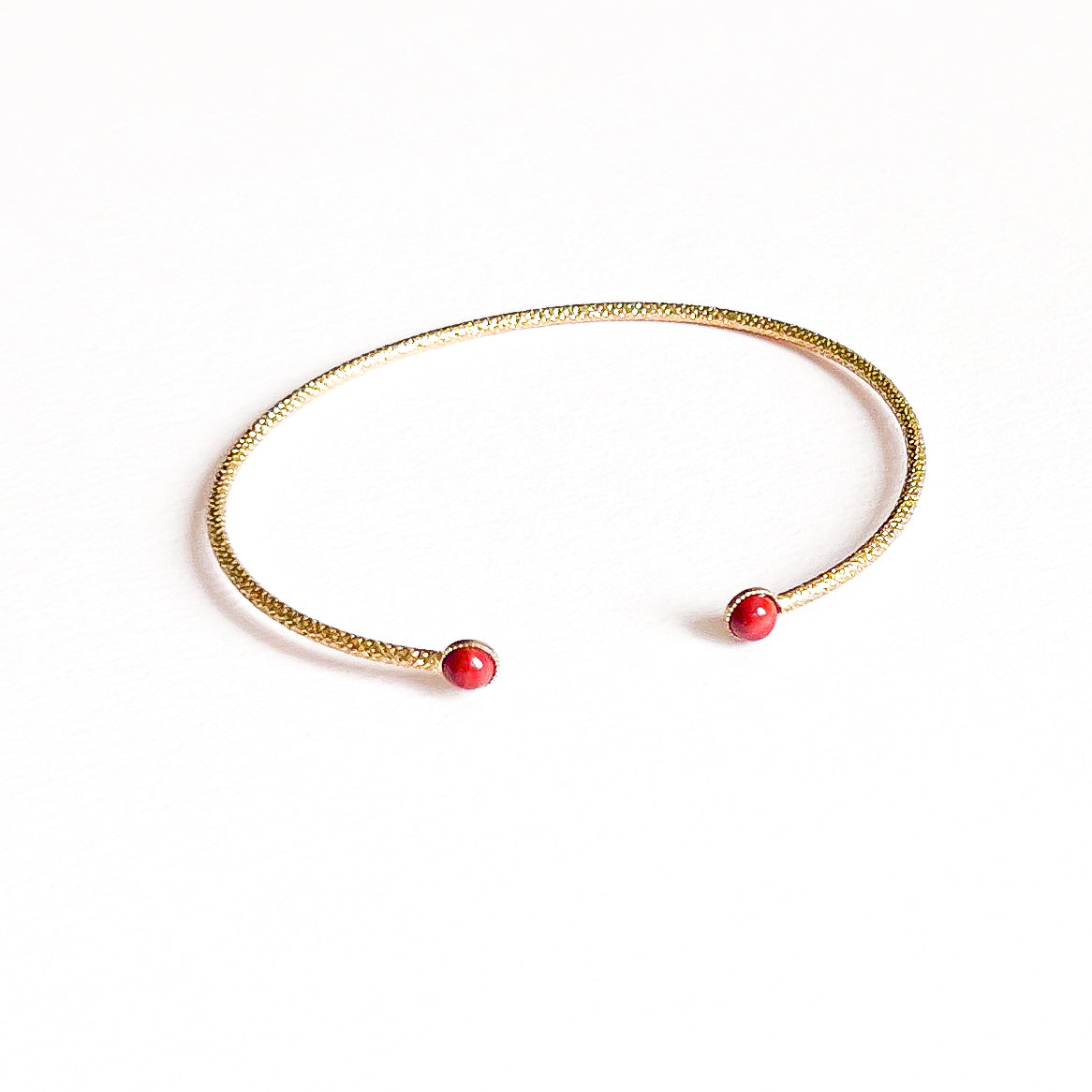Jonc Ariane cabochon en jaspe rouge (4mm) doré