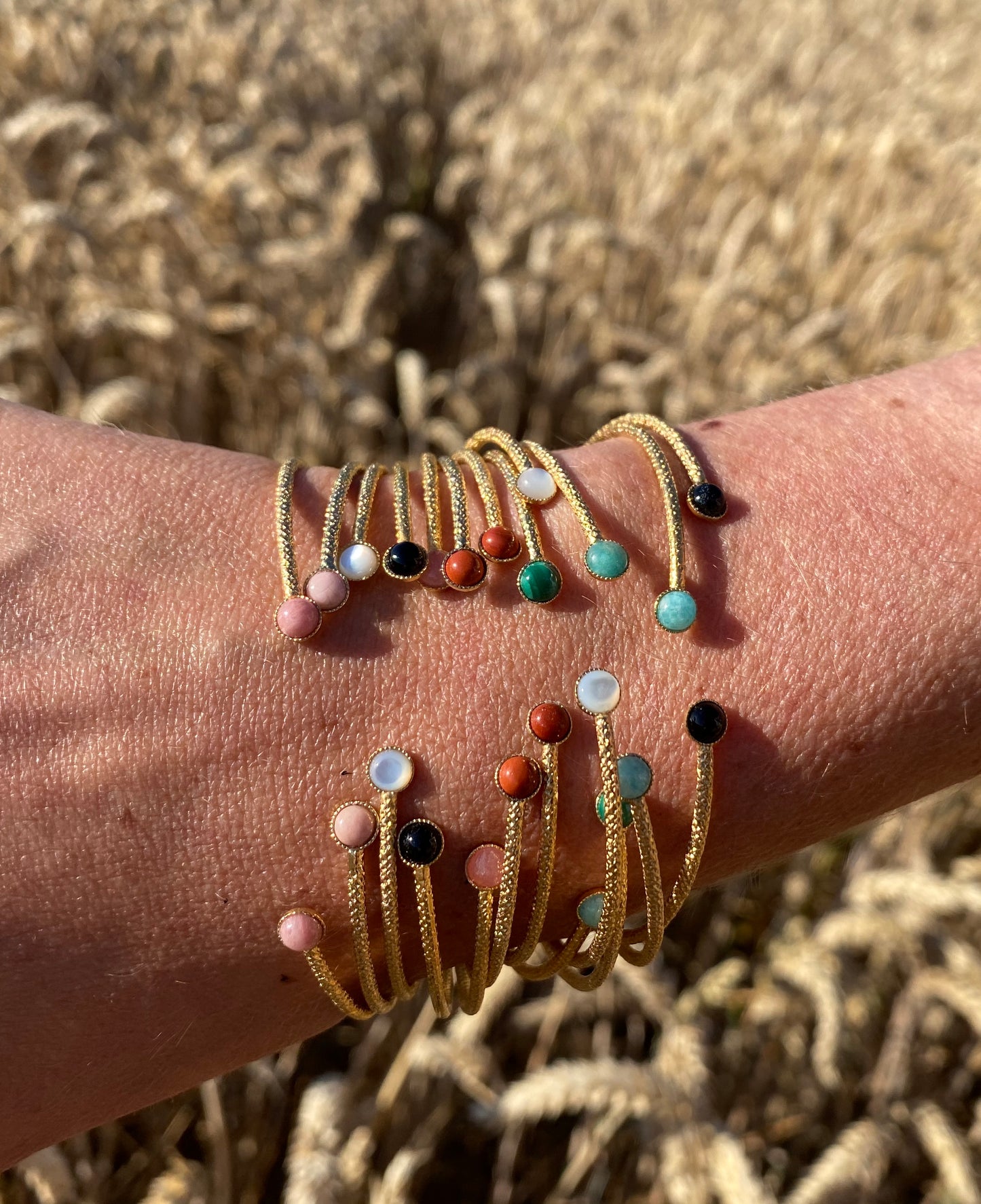 Jonc Ariane cabochon en nacre (4mm) doré