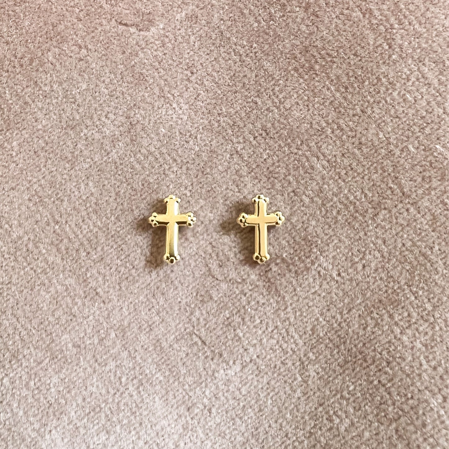 Puces d'oreilles croix travaillées