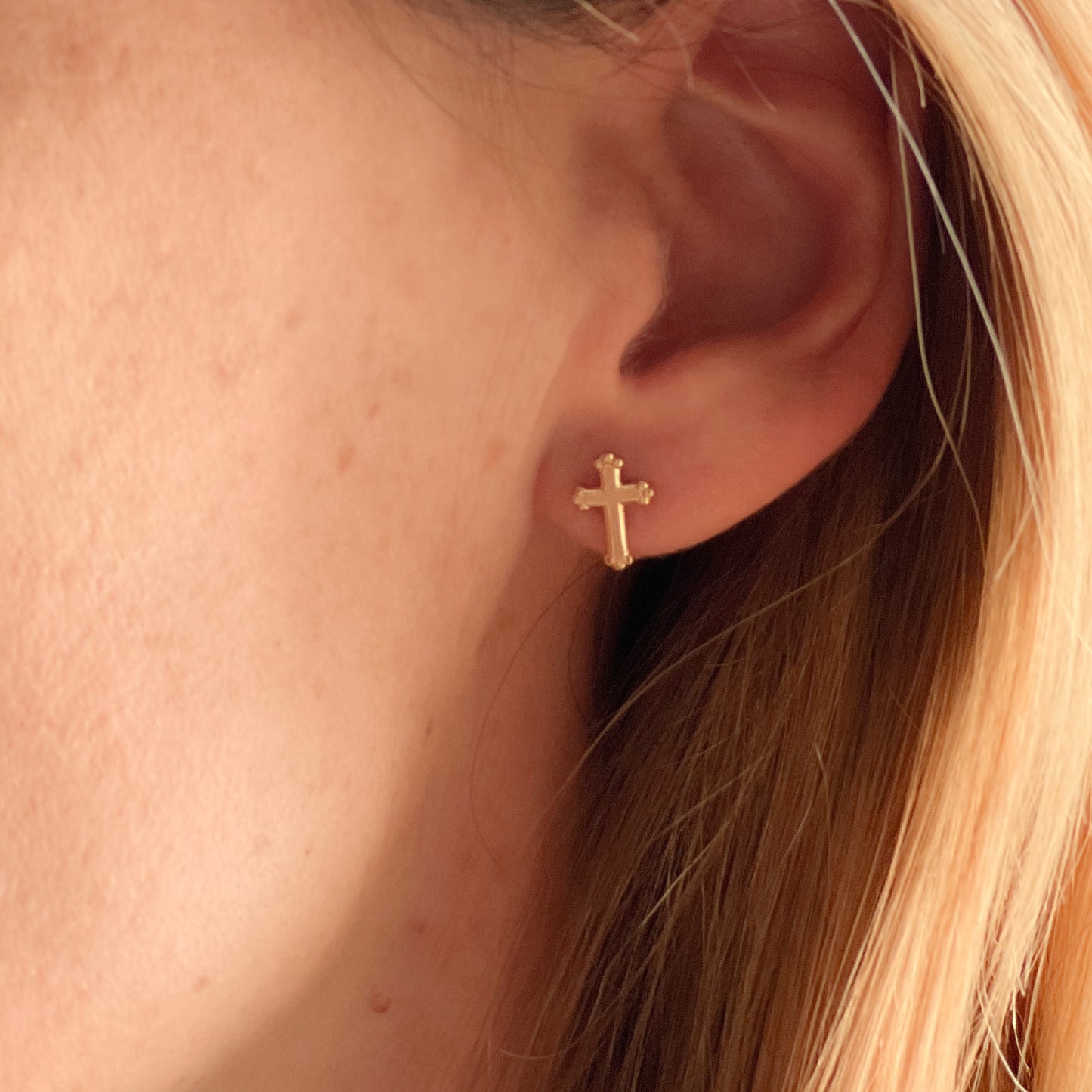 Puces d'oreilles croix travaillées