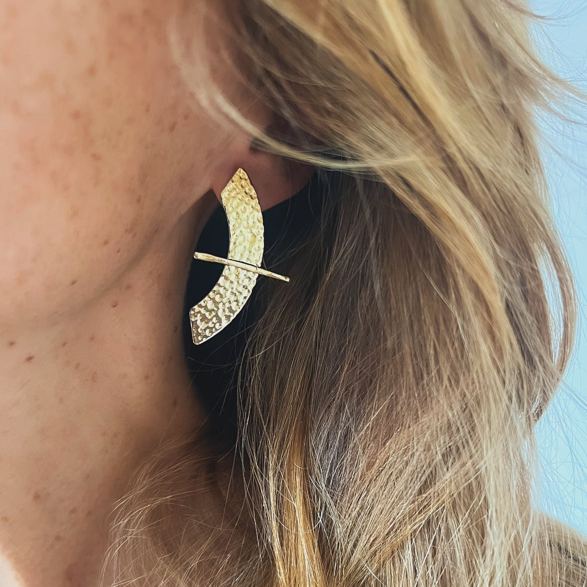 Boucles d'oreilles Jane en forme d'arc martelé - Intuitu Paris bijoux