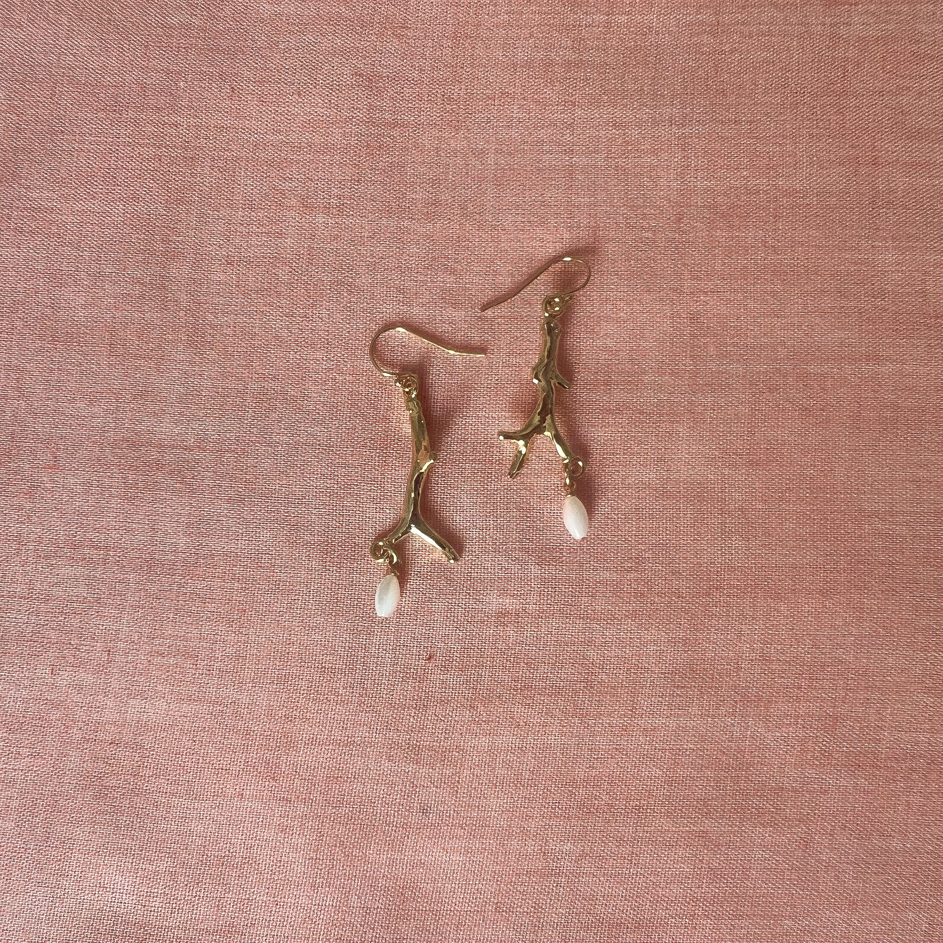 Boucles d’oreilles branche de corail , nacre blanche Intuitu Paris 