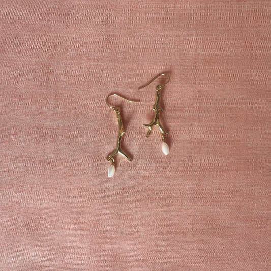 Boucles d’oreilles branche de corail , nacre blanche Intuitu Paris 