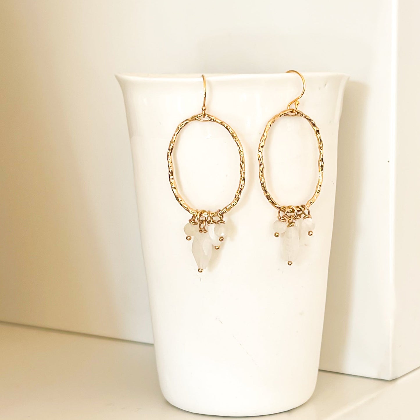 Boucles d’oreilles pendantes rondes nacre et pierre de lune 