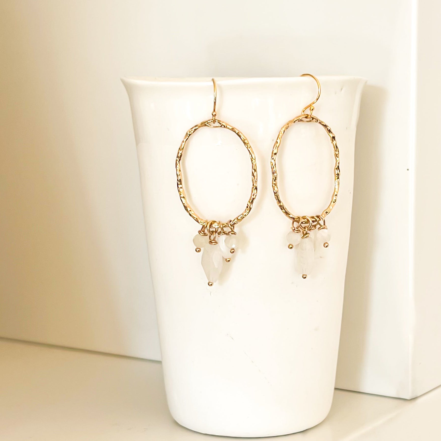 Boucles d’oreilles pendantes rondes nacre et pierre de lune 
