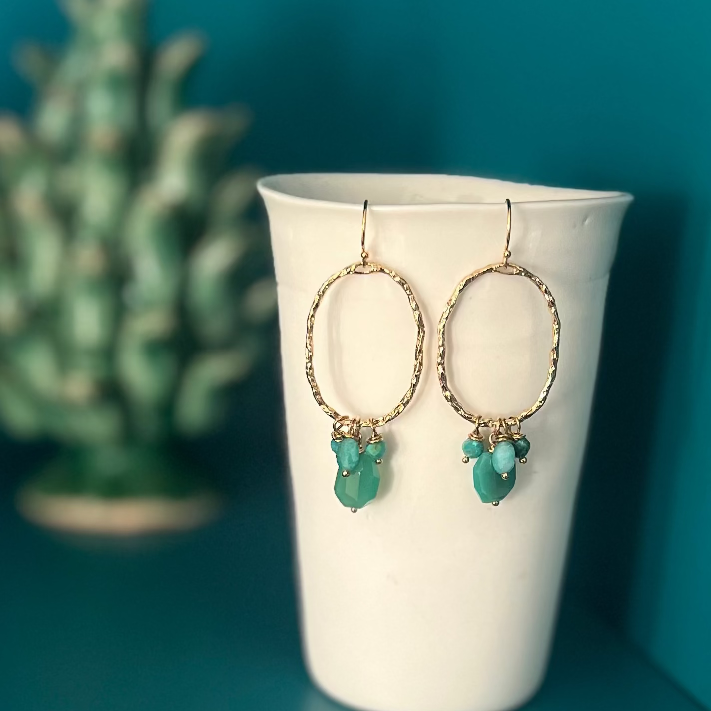 Boucles d’oreilles pendantes ovales avec des pierres vertes 