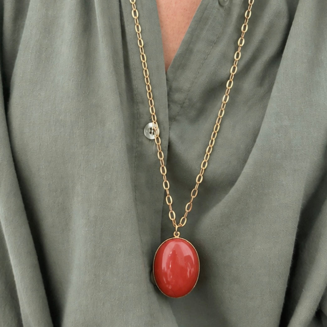 Sautoir avec un pendentif cabochon rouge terracotta 