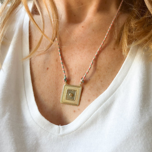 Collier Tess doré sur fil rose - série limitée