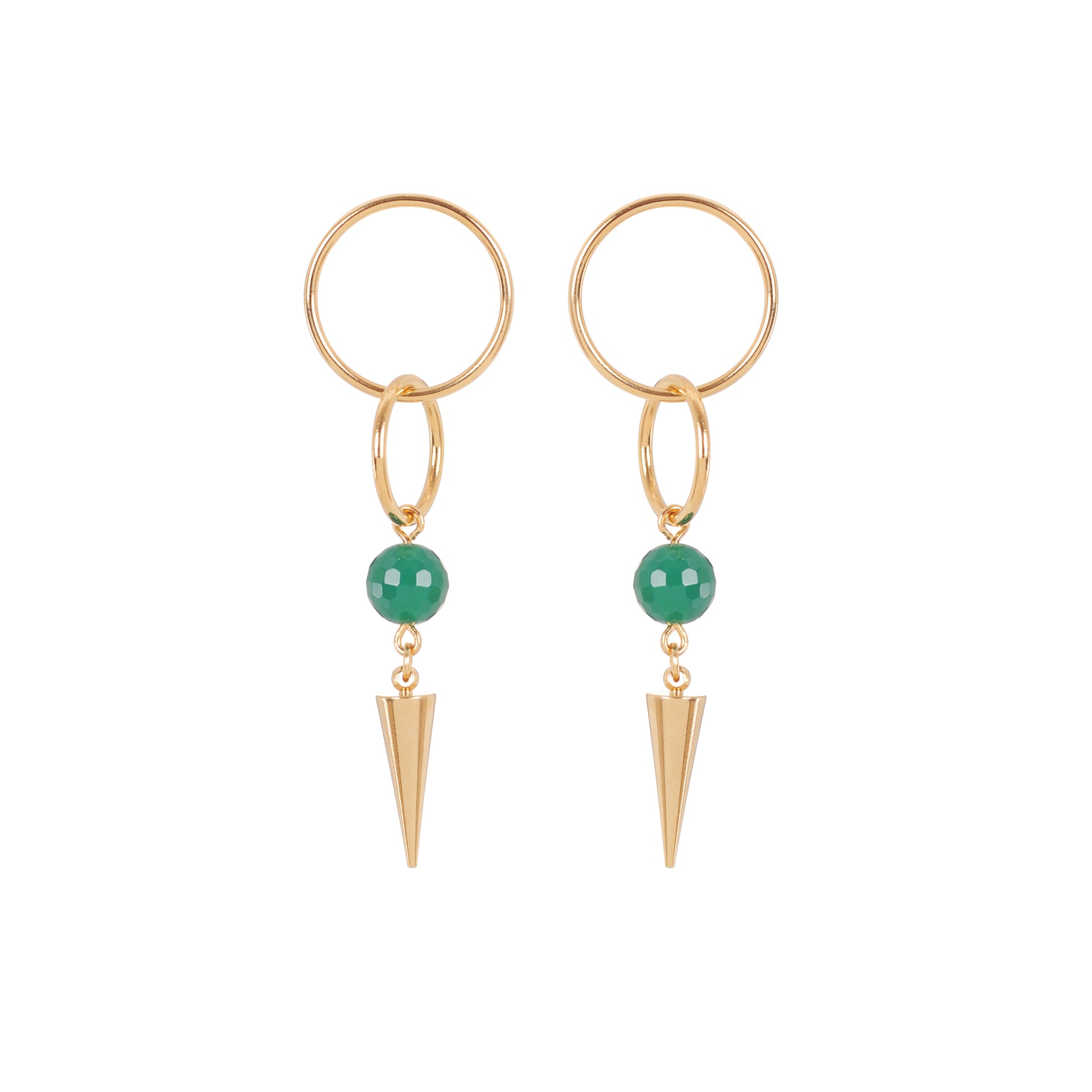 Boucles d'oreilles pendantes composées d'anneaux d'une bille en pierre vert et d'un pic pour un look glam rock